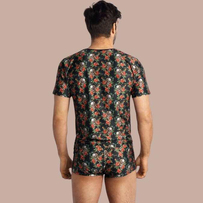 Pleasurements Anais Men Power T-shirt met zwarte schedel- en rozenprint op een man van achteren gezien.