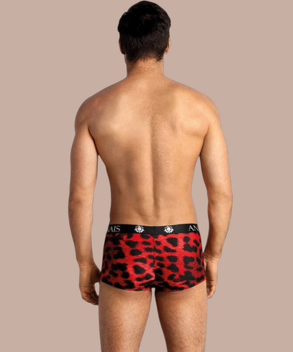 Pleasurements Anais Men Savage boxer in rood met zwart luipaardpatroon en elastische tailleband op een model