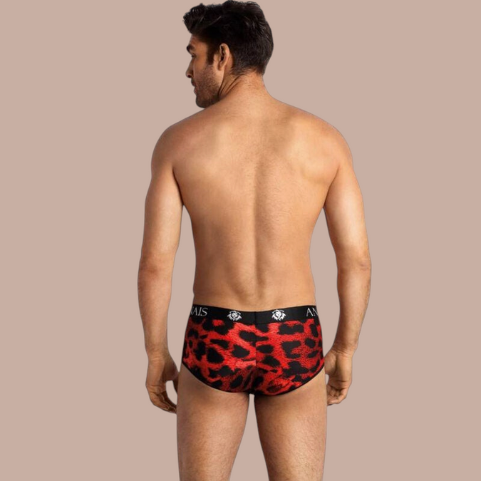 Pleasurements Anais Men Savage brief met rood en zwart luipaardpatroon en elastische tailleband met logo