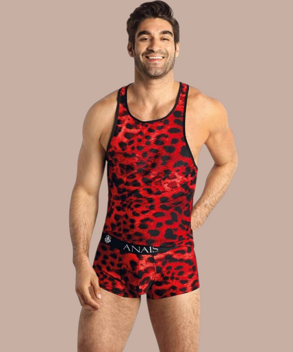 Pleasurements Anais Men Savage top met rood en zwart luipaardpatroon gedragen door een lachend model