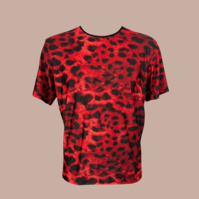 Pleasurements Anais Men Savage T-shirt met opvallend rood en zwart luipaardpatroon voor een gedurfde look.