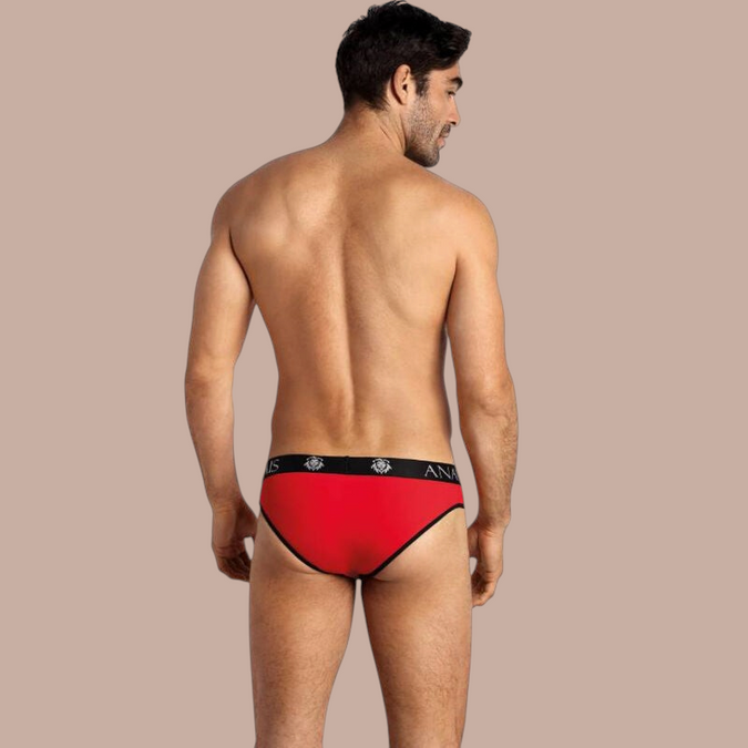Pleasurements Anais Men Soul Slip in rood met zwarte tailleband en zwarte biezen gedragen door een man van achteren