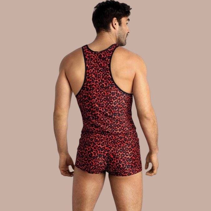 Pleasurements Anais Men Tribal Top met rode en zwarte luipaardprint, gedragen door een man van achteren gezien.