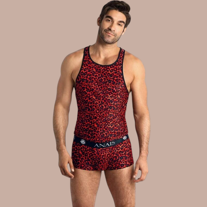 Model draagt Anais Men Tribal Top met rood luipaardpatroon en zwarte bies, onderdeel van de Pleasurements collectie.