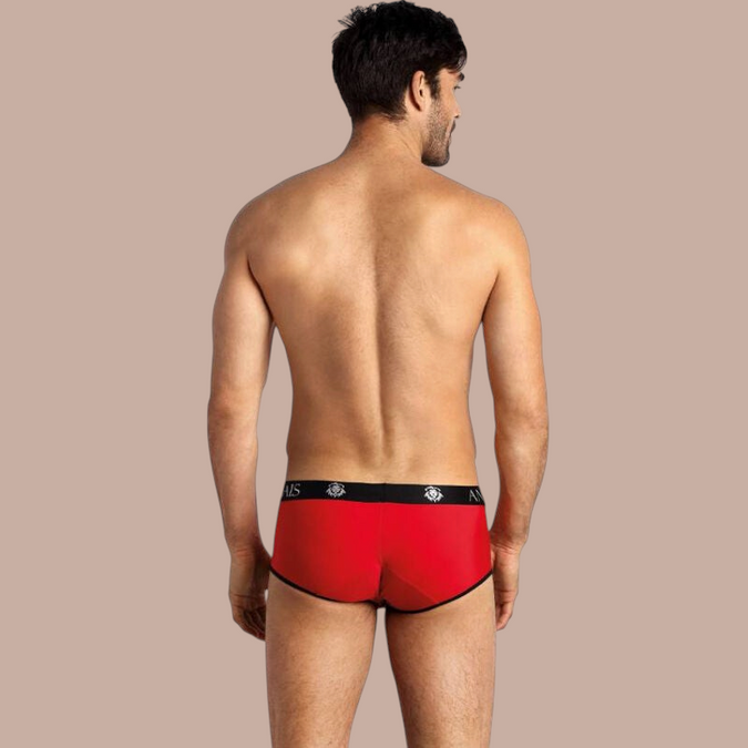 Pleasurements Anais Men Soul Brief in rood met zwarte tailleband en logo, achterkant zichtbaar op model.