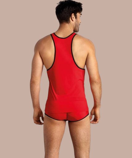 Pleasurements Anais Men Soul Top in rood met zwarte accenten gedragen door een glimlachend model