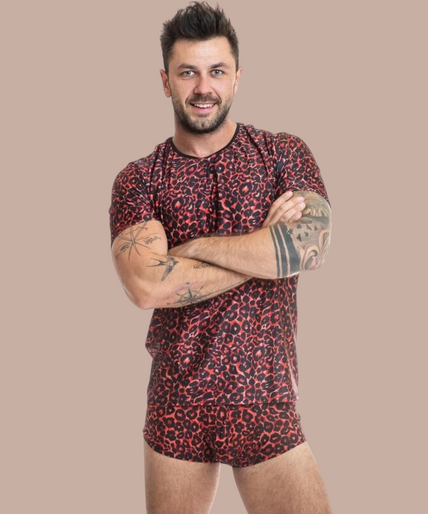Pleasurements Anais Men Tribal T-shirt met rood en zwart luipaardpatroon gedragen door een model met armen over elkaar