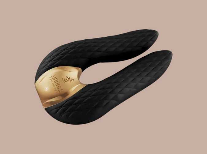Pleasurements Shunga AIKO zwarte intieme stimulator met luxe gewatteerde siliconen textuur en gouden accenten