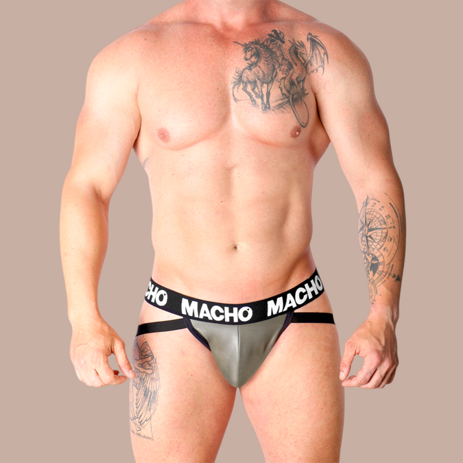 Pleasurements Macho Mx27gr jockstrap in grijsbeige imitatieleer met zwarte elastische tailleband op een model
