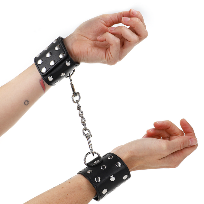 KINK - HANDBOEIEN MET KLIKSLUITING VOL MET RIVETTEN ZWART VERSTELBAAR 19-24 CM X 5.5 CM