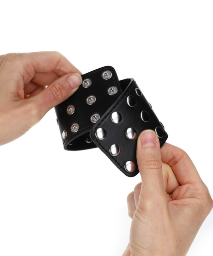 KINK - WRIST RESTRAINTS WITH SNAP FASTEN FULL OF RIVETS BLACK ADJUSTABLE 19-24 CM X 5.5 CM