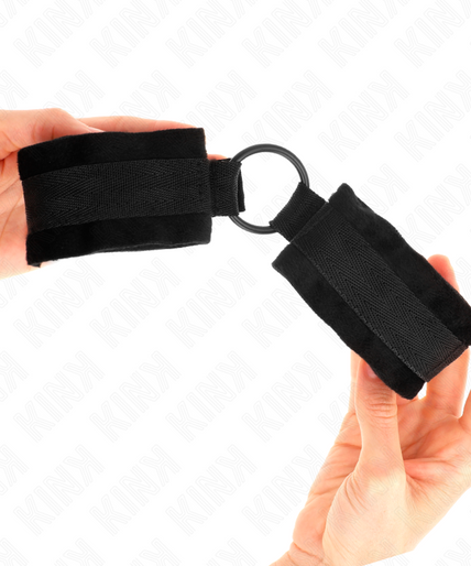 KINK - BEGINNER FUR HAND CUFFS 25 CM WITH O-RING 4 CM BLACK ADJUSTABLE 15-25 CM
