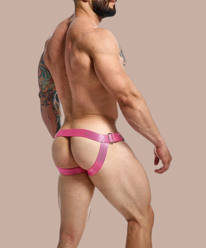 Pleasurements Mob Dngeon roze leren jockstrap met cockring gedragen door een gespierd model van achteren gezien
