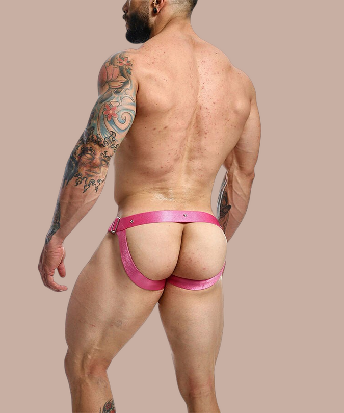 Pleasurements Mob Dngeon roze leren jockstrap met metalen gespen gedragen door een gespierde man van achteren gezien