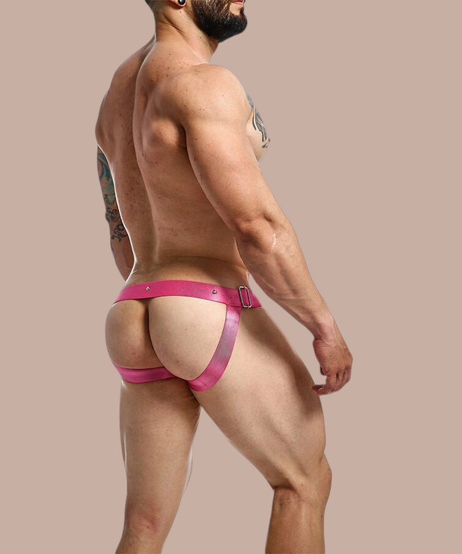 Pleasurements Mob Dngeon jockstrap in roze leer en metaal gedragen door een gespierd model van achteren gezien