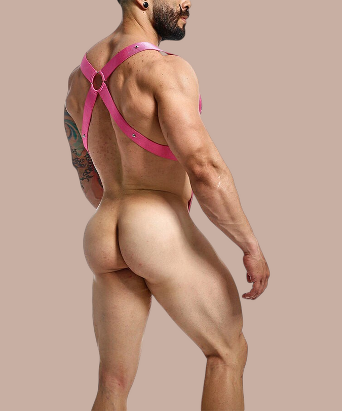 Pleasurements Mob Dngeon roze lederen cross-back harnas met metalen ringen gedragen door een man