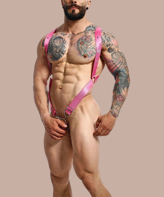 Pleasurements Mob Dngeon roze lederen en metalen cross-back harnas gedragen door een gespierd model.