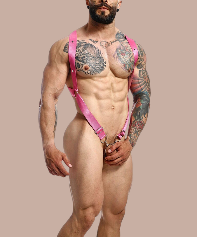 Pleasurements Mob Dngeon roze leren harnas met metalen details gedragen door een gespierd model