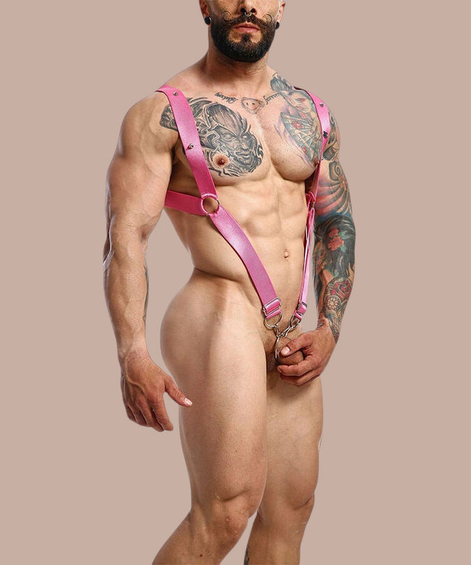 Pleasurements Mob Dngeon roze leren harnas met metalen ringen gedragen door een getatoeëerde man