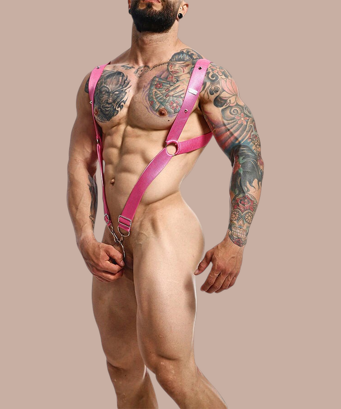 Pleasurements Mob Dngeon roze leren harnas met metalen ringen gedragen door een getatoeëerde man
