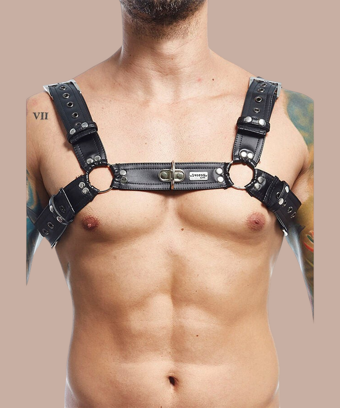 Pleasurements Mob Dngeon zwart lederen harnas met metalen gespen en ringen gedragen door een man