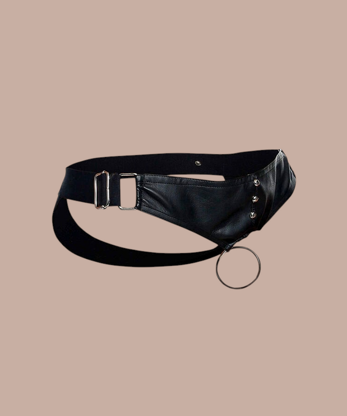 Pleasurements Mob Dngeon jockstrap van zwart leer met metalen ring en zilverkleurige details voor een sensuele look.