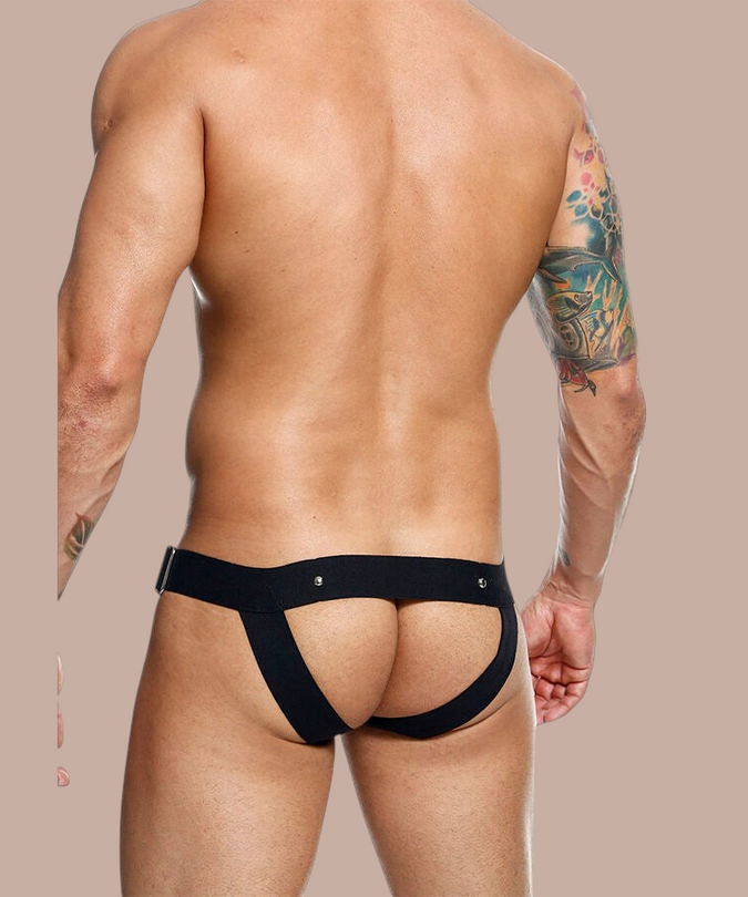Pleasurements Mob Dngeon jockstrap van zwart leer en metaal, gedragen door een man met tatoeages op de rug