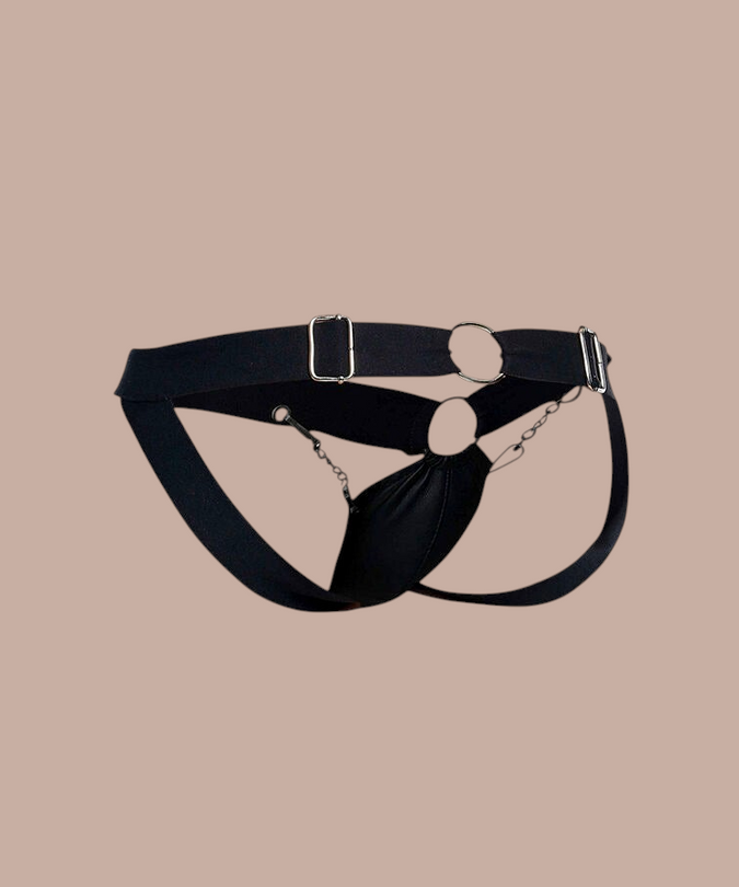 Pleasurements Mob Dngeon zwarte jockstrap met metalen kettingdetails en verstelbare banden voor een sensuele look.