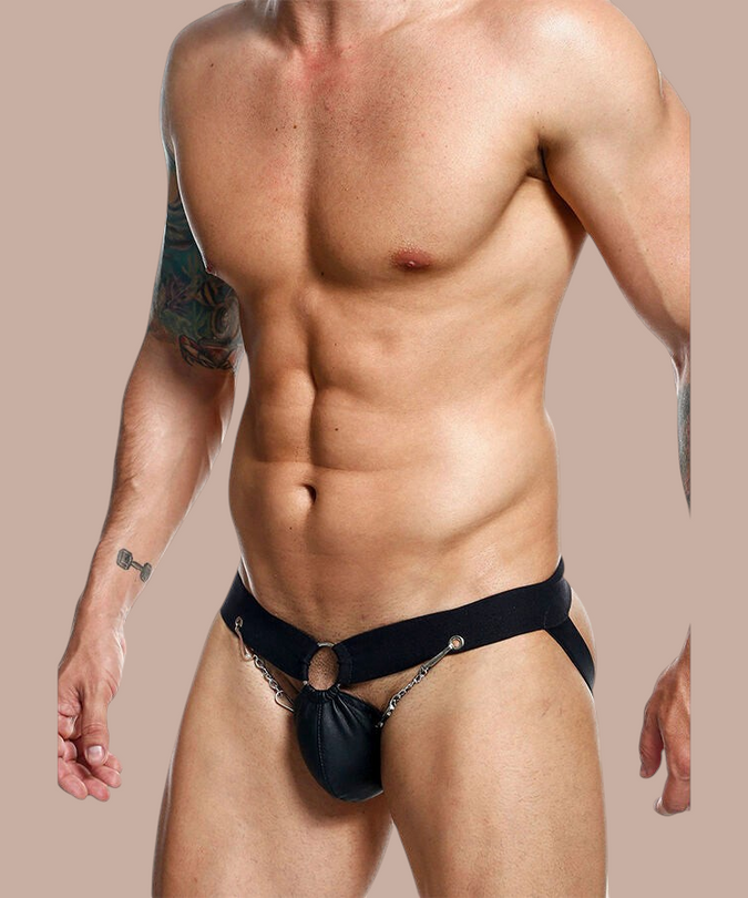 Pleasurements Mob Dngeon zwarte leren jockstrap met metalen kettingen en ringdetail gedragen door een man