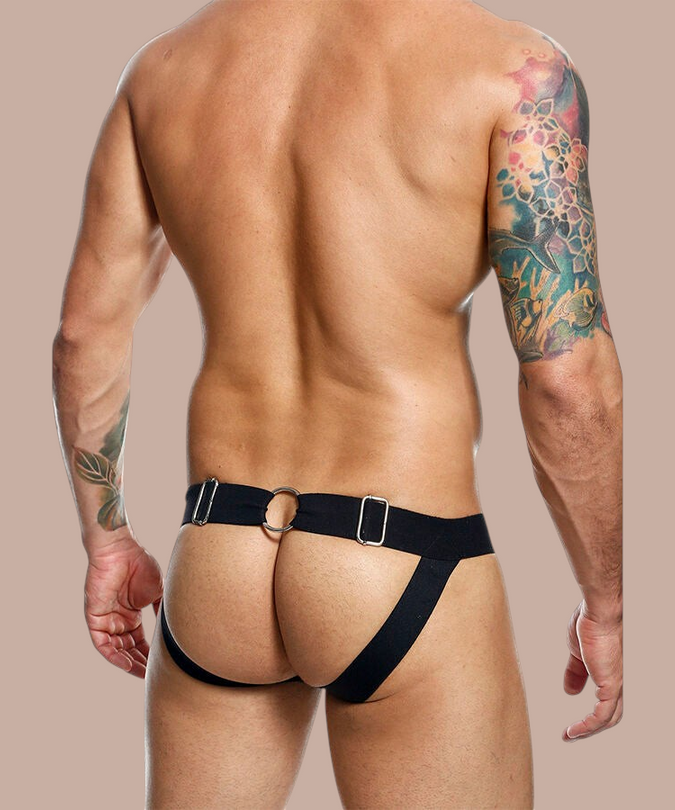 Pleasurements Mob Dngeon zwarte jockstrap met metalen kettingdetails en lederen accenten op een getraind lichaam