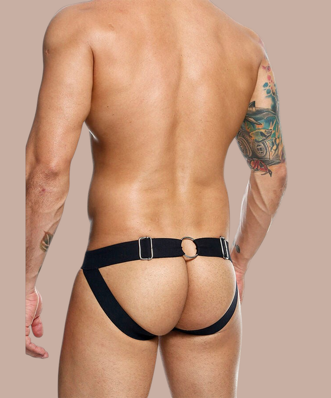 Pleasurements Mob Dngeon zwarte jockstrap met metalen kettingdetails en ring voor een verleidelijk silhouet