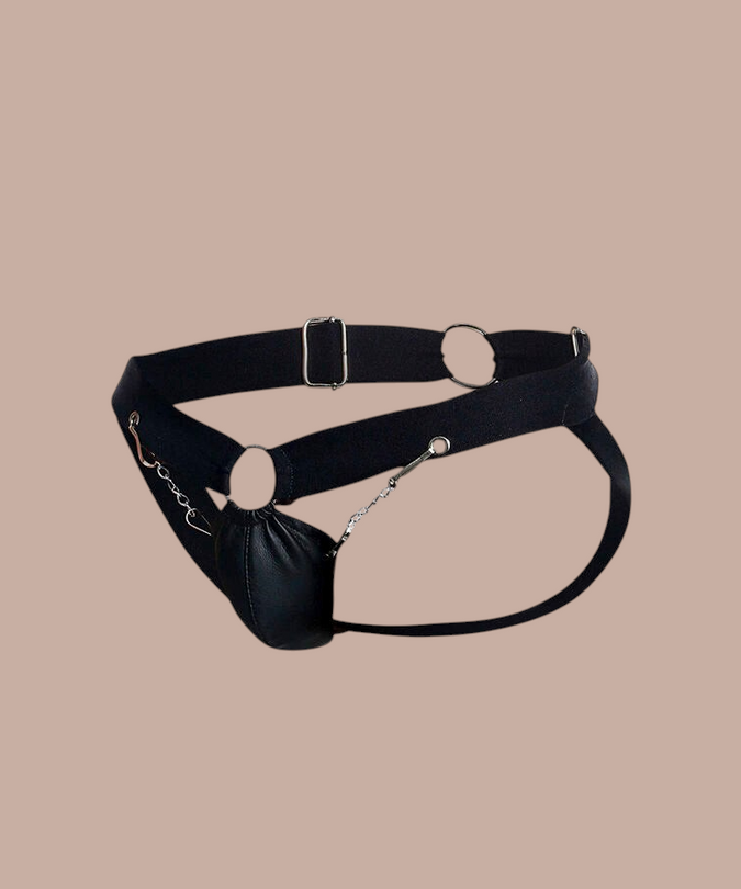 Pleasurements Mob Dngeon zwarte jockstrap van leer en metaal met decoratieve kettingdetails voor een sensuele look.