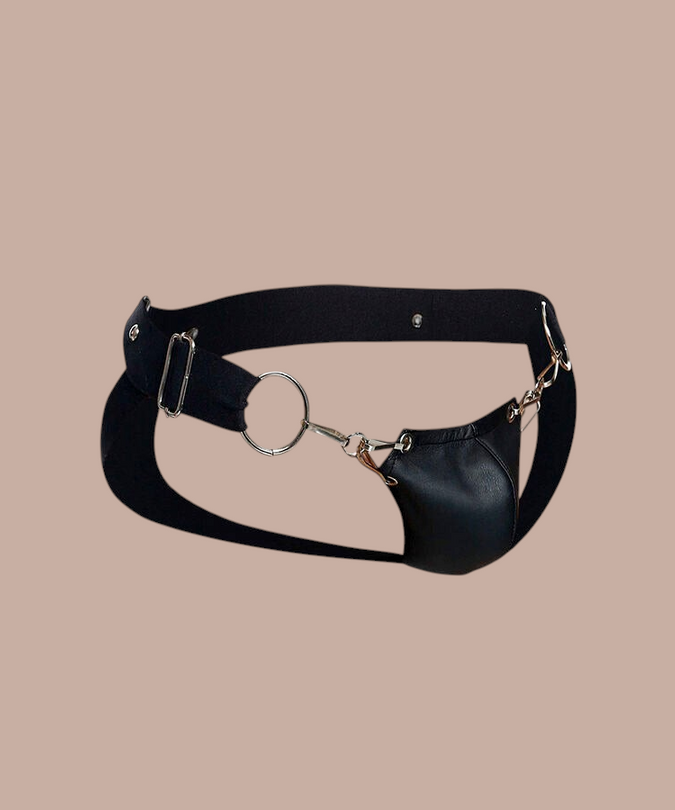 Pleasurements Mob Dngeon jockstrap in zwart leer en metaal met ringdetails voor een verleidelijke pasvorm.