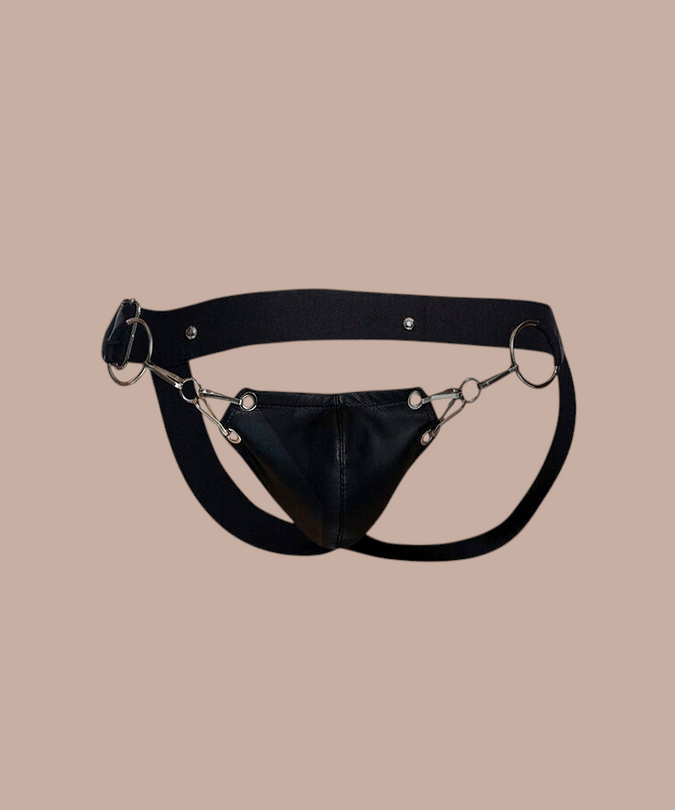 Pleasurements Mob Dngeon zwarte leren jockstrap met metalen ringen en verstelbare banden voor een sensuele uitstraling.