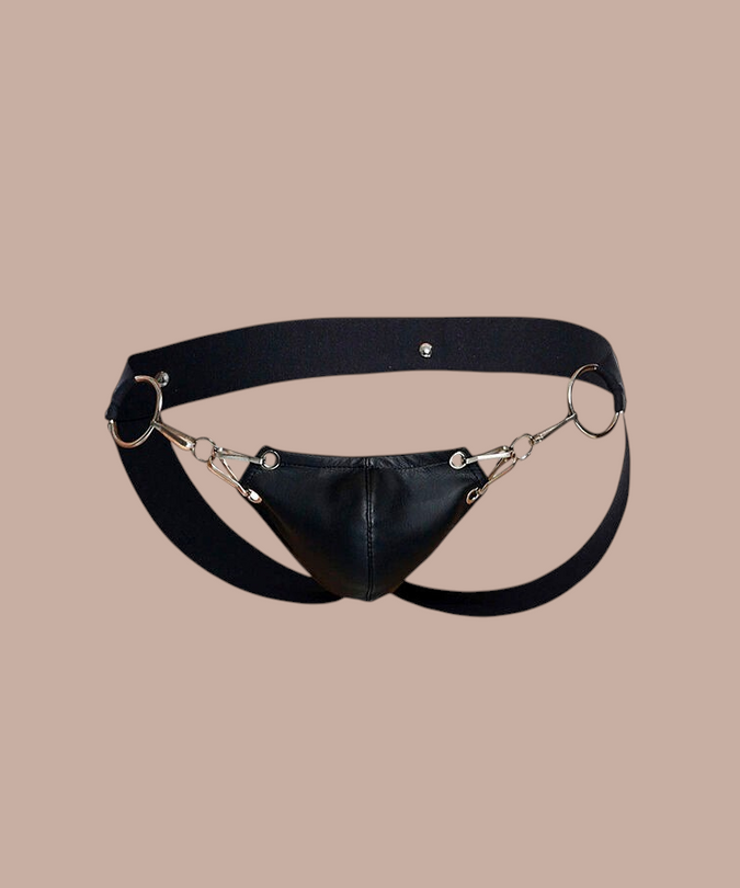 Pleasurements Mob Dngeon jockstrap in zwart leer en metaal met ringdetails voor een verleidelijke pasvorm.