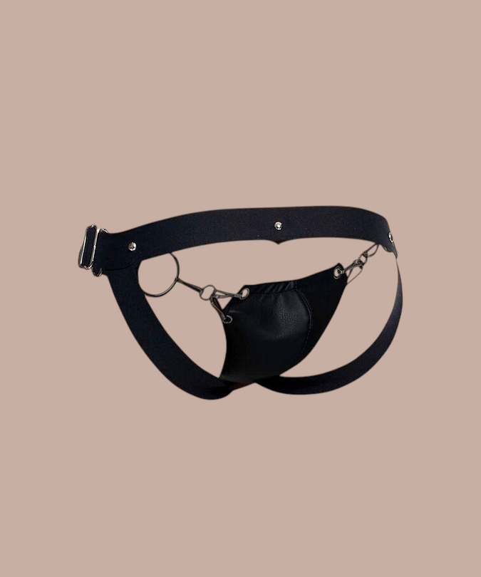 Pleasurements Mob Dngeon jockstrap in zwart leer en metaal met verstelbare banden voor een sensueel silhouet.