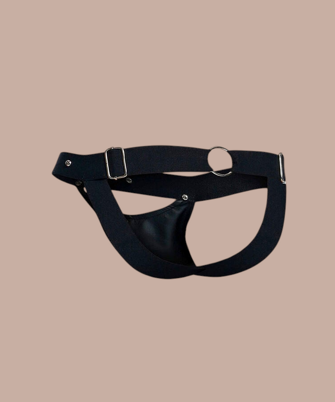 Pleasurements Mob Dngeon jockstrap in zwart leer en metaal met verstelbare banden voor een sensueel silhouet.