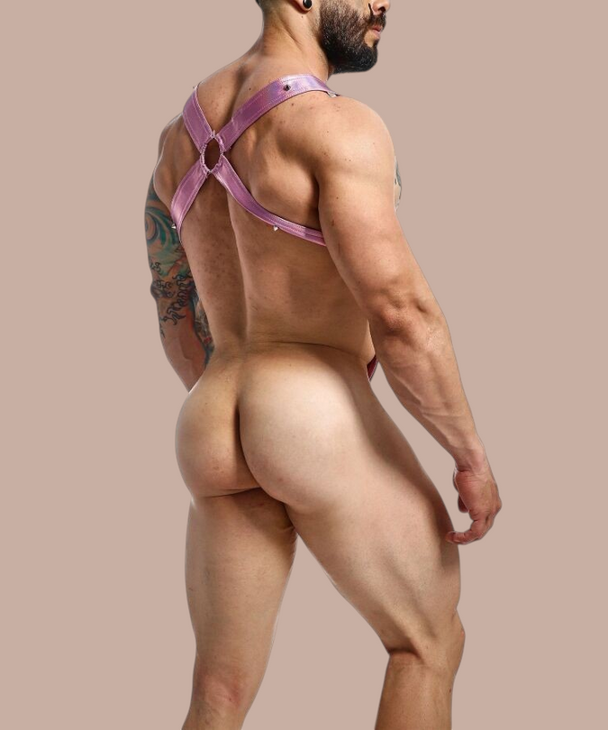 Pleasurements Mob Dngeon gekruist roze lederen harnas met metalen studs gedragen door een gespierd model