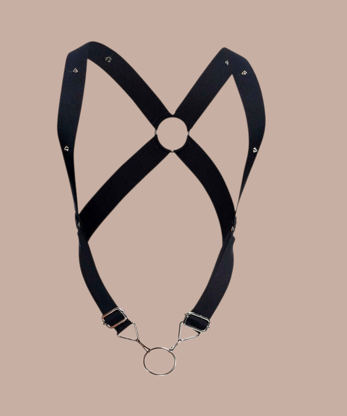 Pleasurements Mob Dngeon zwart cross-back harnas met metalen ringen en studs voor een verfijnde sensuele look.