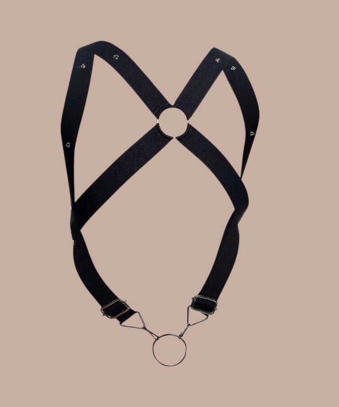Pleasurements Mob Dngeon zwart cross-back harnas met metalen ringen en studs voor een verfijnde uitstraling.