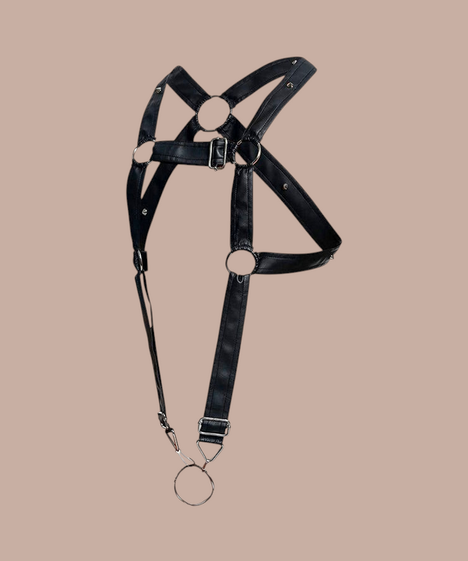 Pleasurements Mob Dngeon zwart lederen penis harnas met metalen ringen en verstelbare gespen voor een luxe uitstraling.