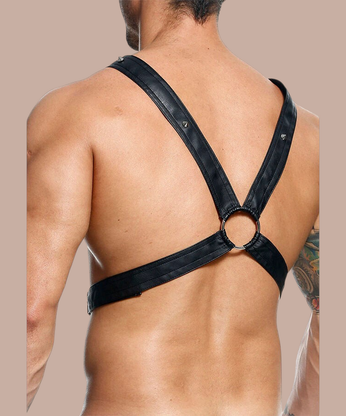 Pleasurements Mob Dngeon zwart lederen harnas met metalen ring en studs gedragen op een mannenrug