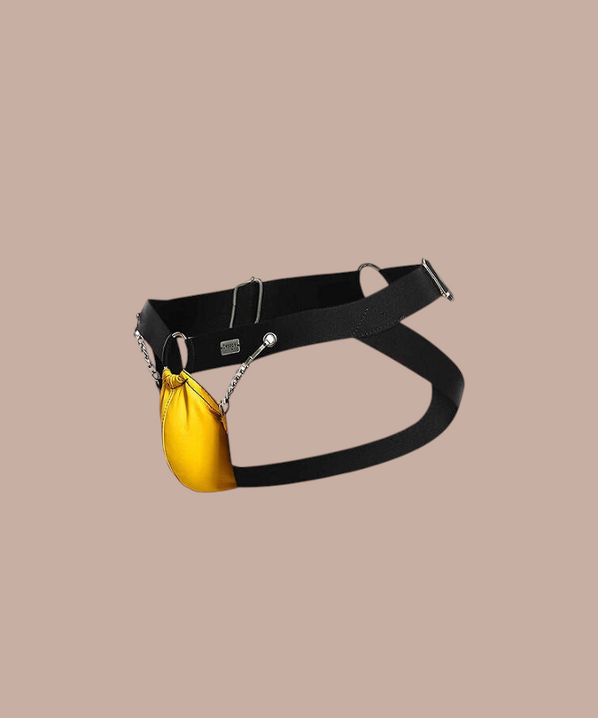 Pleasurements Mob Dngeon gele jockstrap met zwarte banden en metalen kettingdetails voor een sensuele uitstraling.