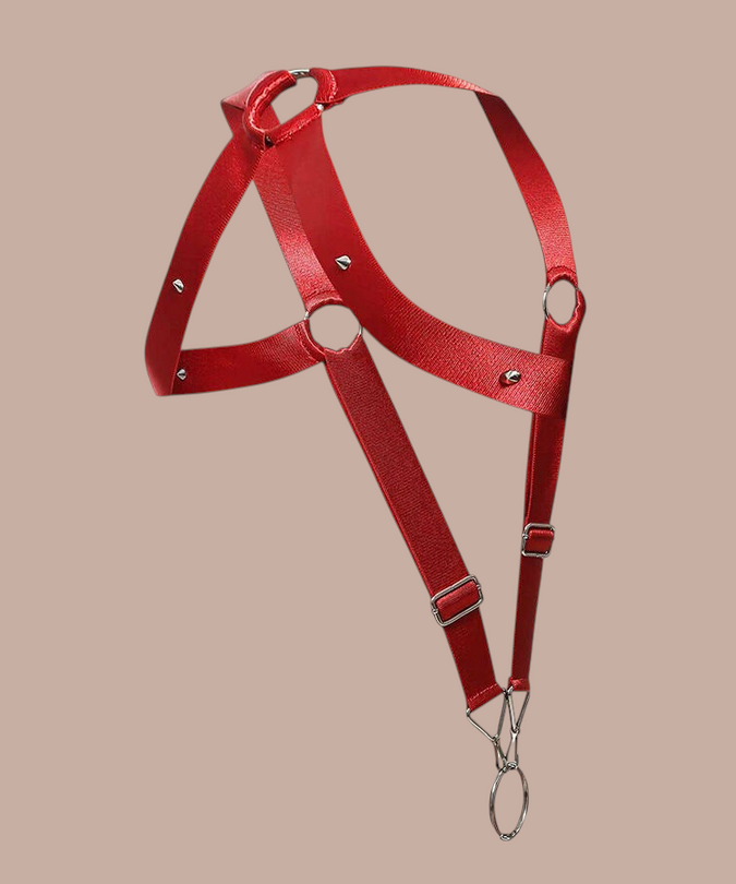 Pleasurements Mob Dngeon rood harnas met kruisrugontwerp, metalen studs en zilverkleurige ringdetails.