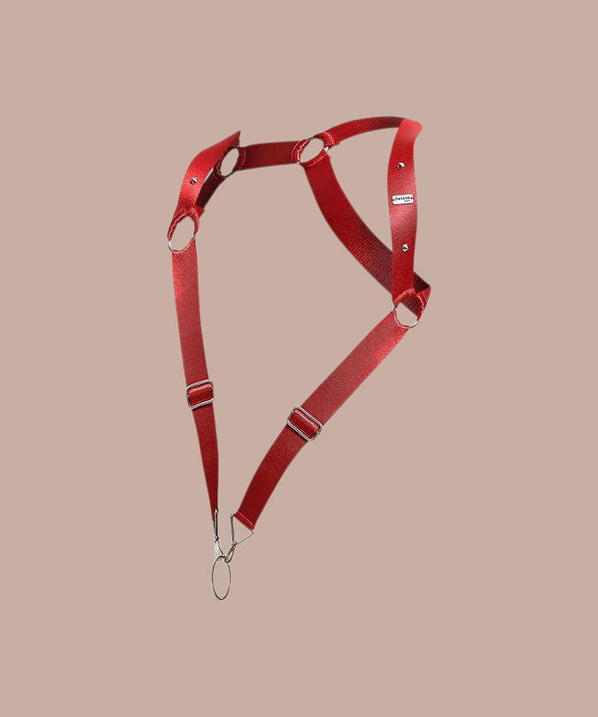 Pleasurements Mob Dngeon rood harnas met rechte rug, verstelbare banden en metalen ringen voor intiem gebruik.
