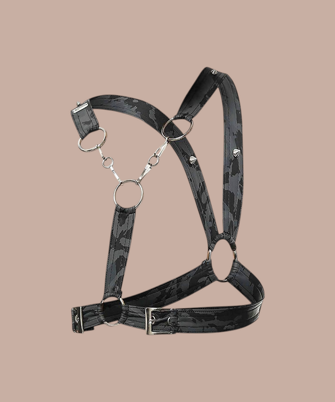Pleasurements Mob Dngeon zilveren harnas met kettingen en camouflagepatroon voor intieme momenten.