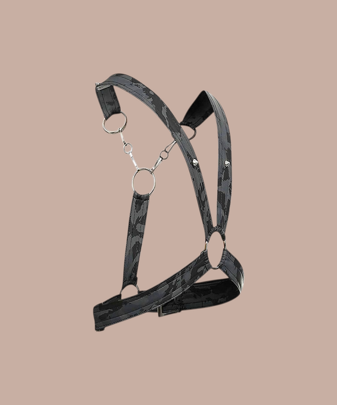 Pleasurements Mob Dngeon zilveren harnas met kettingen en metalen ringen voor een verfijnde en sensuele uitstraling.