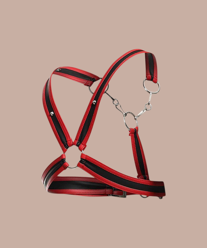 Pleasurements Mob Dngeon rood en zwart lederen harnas met zilverkleurige metalen kettingen en studs