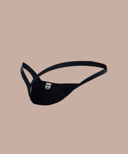 Pleasurements Mob zwarte string voor heren met minimalistisch ontwerp gedragen door een gespierd model
