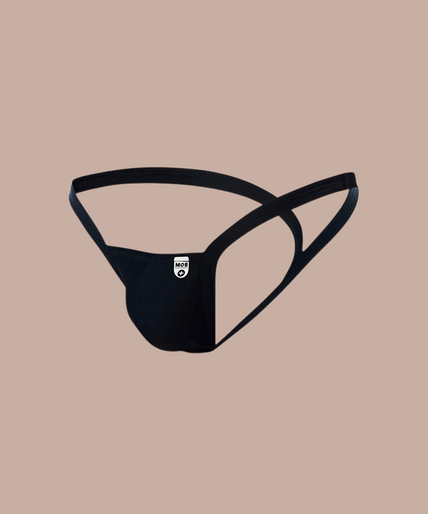 Pleasurements Mob zwarte string voor heren met minimalistisch ontwerp gedragen door een gespierd model